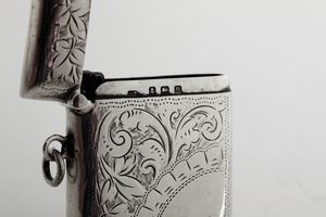 Due portafiammiferi in argento sterling fuso e cesellato. Inghilterra XX secolo  - Asta Argenti - Associazione Nazionale - Case d'Asta italiane