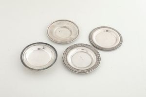 Lotto di 4 piattini diversi in argento, varie manifatture italiane del XX secolo  - Asta Argenti - Associazione Nazionale - Case d'Asta italiane