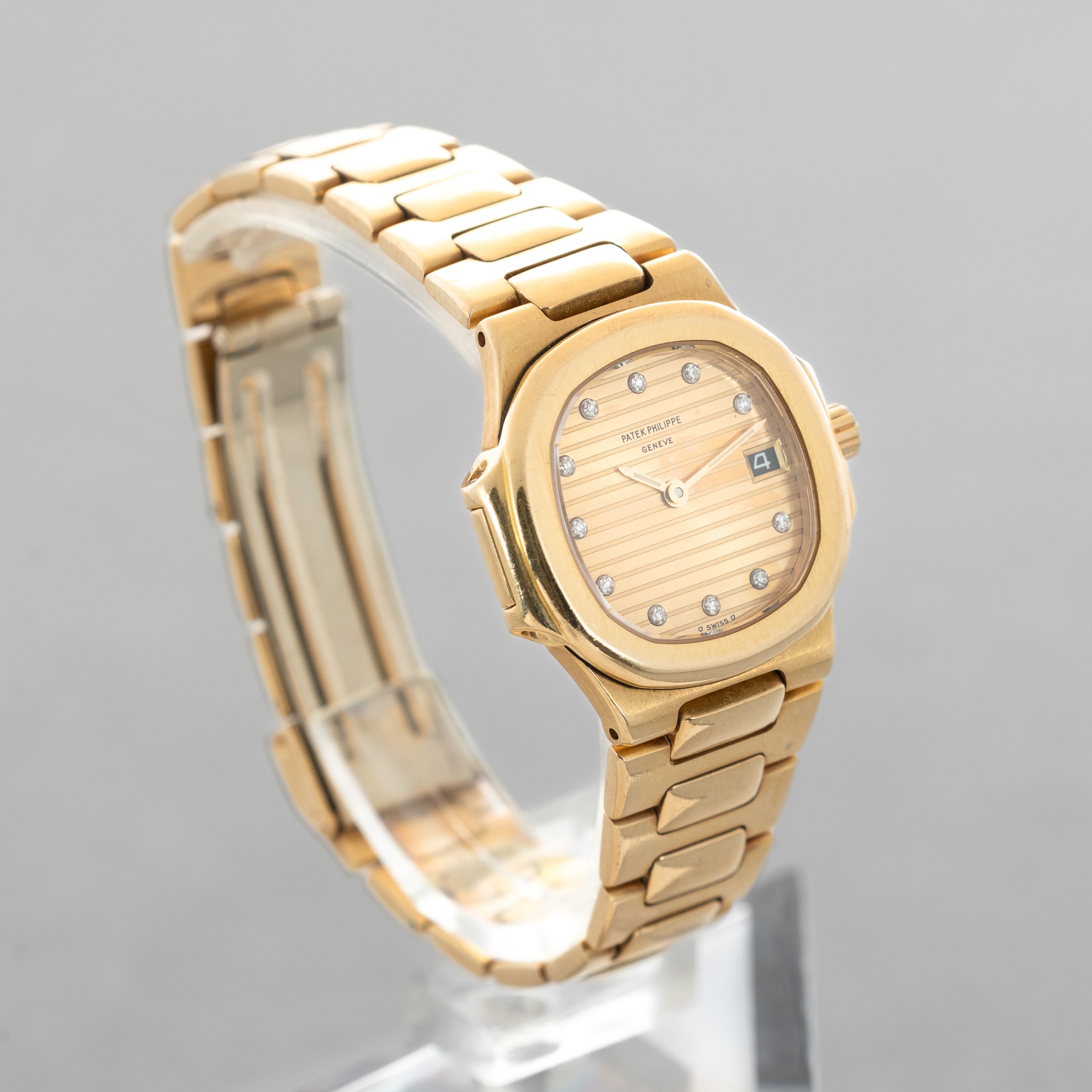 PATEK PHILIPPE Nautilus Lady ref 4700 1J in oro giallo 18k con quadrante dorato indici in