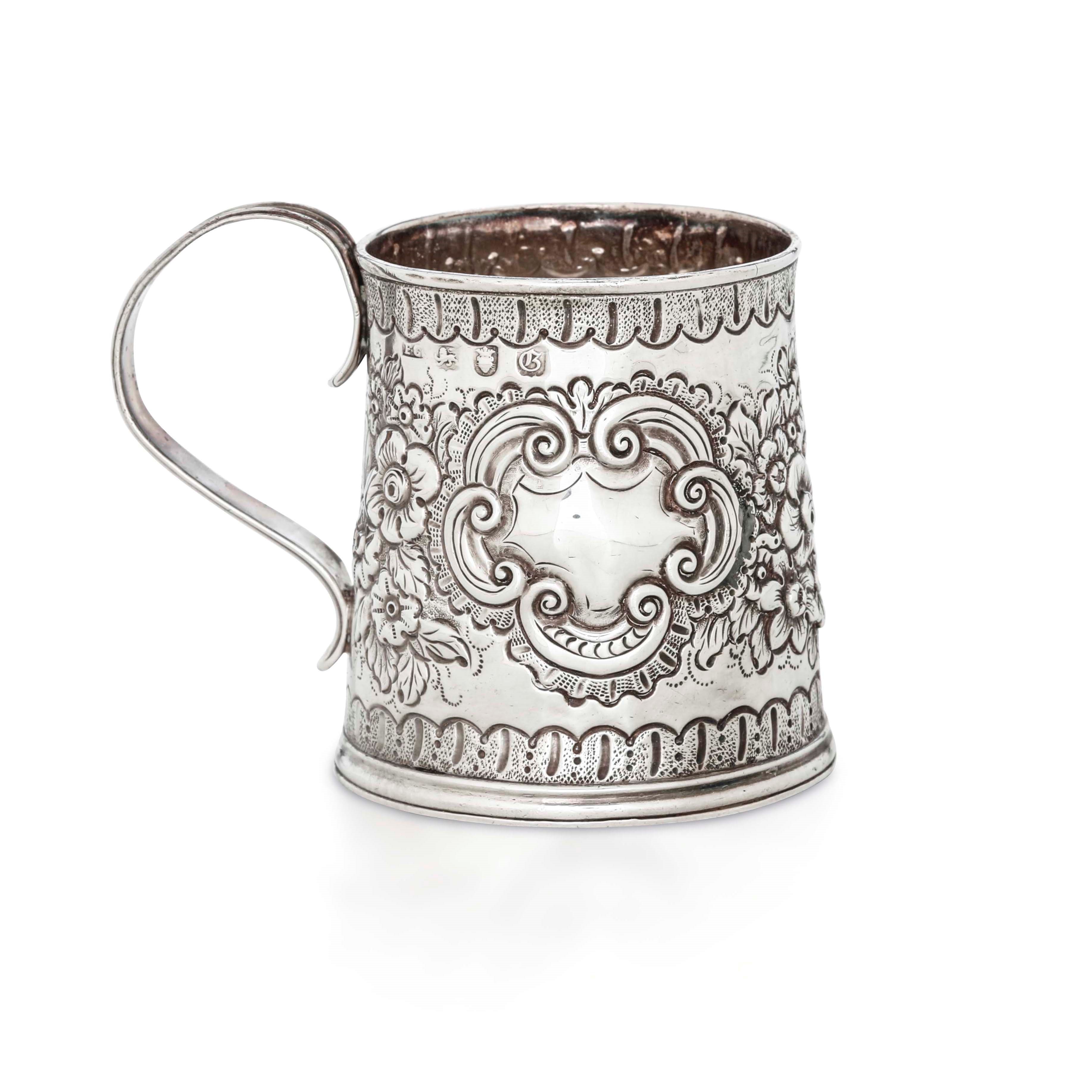 Mug in argento fuso, sbalzato e cesellato. Marchio della città di