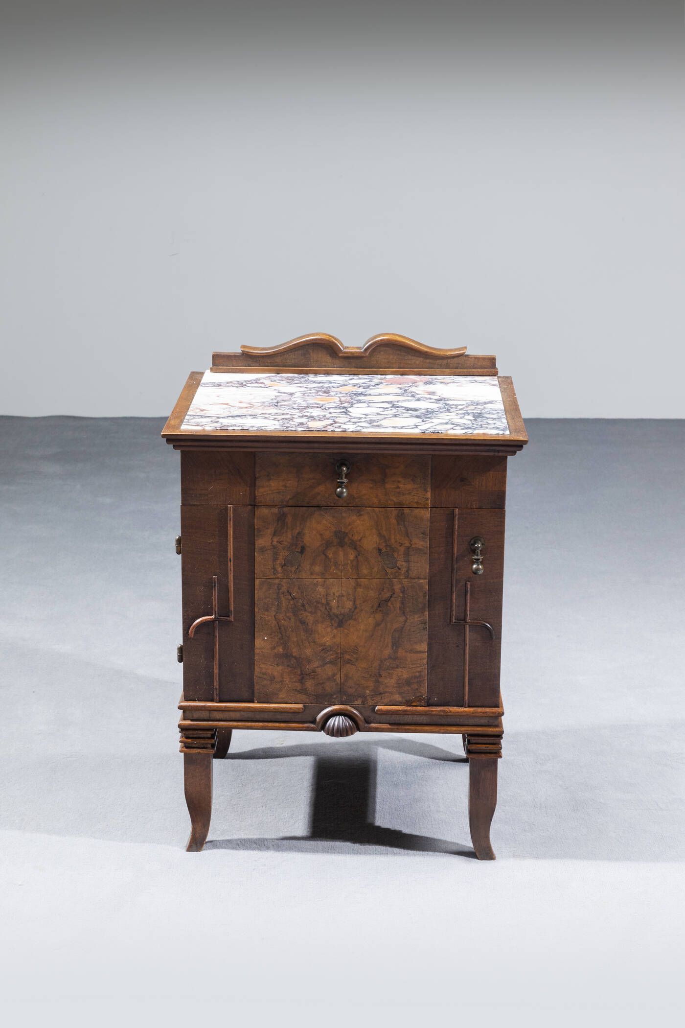 Emilio Lancia : Comodino in legno con piano in marmo e particolari in  ottone. Anni '30 cm
