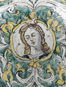 Maioliche, Porcellane e Vetri