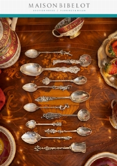 Una collezione di cucchiaini d'argento