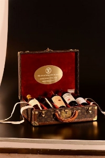Selezione di vini pregiati entro valigetta Louis Vuitton in tela Monogram con finiture in pelle ed angoli in ottone dorato (LV numero seriale 967535)