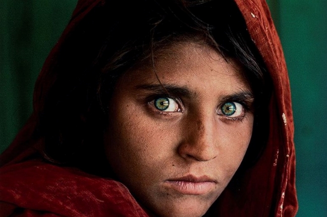 Finarte: all'asta la ragazza afgana di McCurry della copertina di  [..] - News